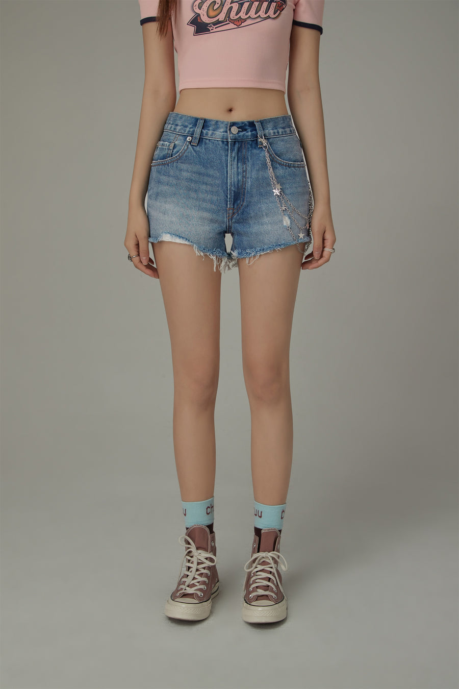 CHUU Distressed Raw Hem Charm Chain Denim Shorts