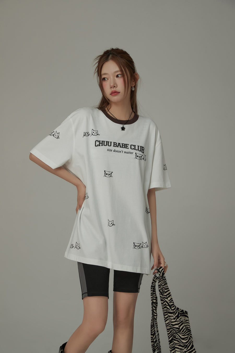 CHUU Chuu Babe Club Cat Faces Pattern Line Color Blocked T-Shirt