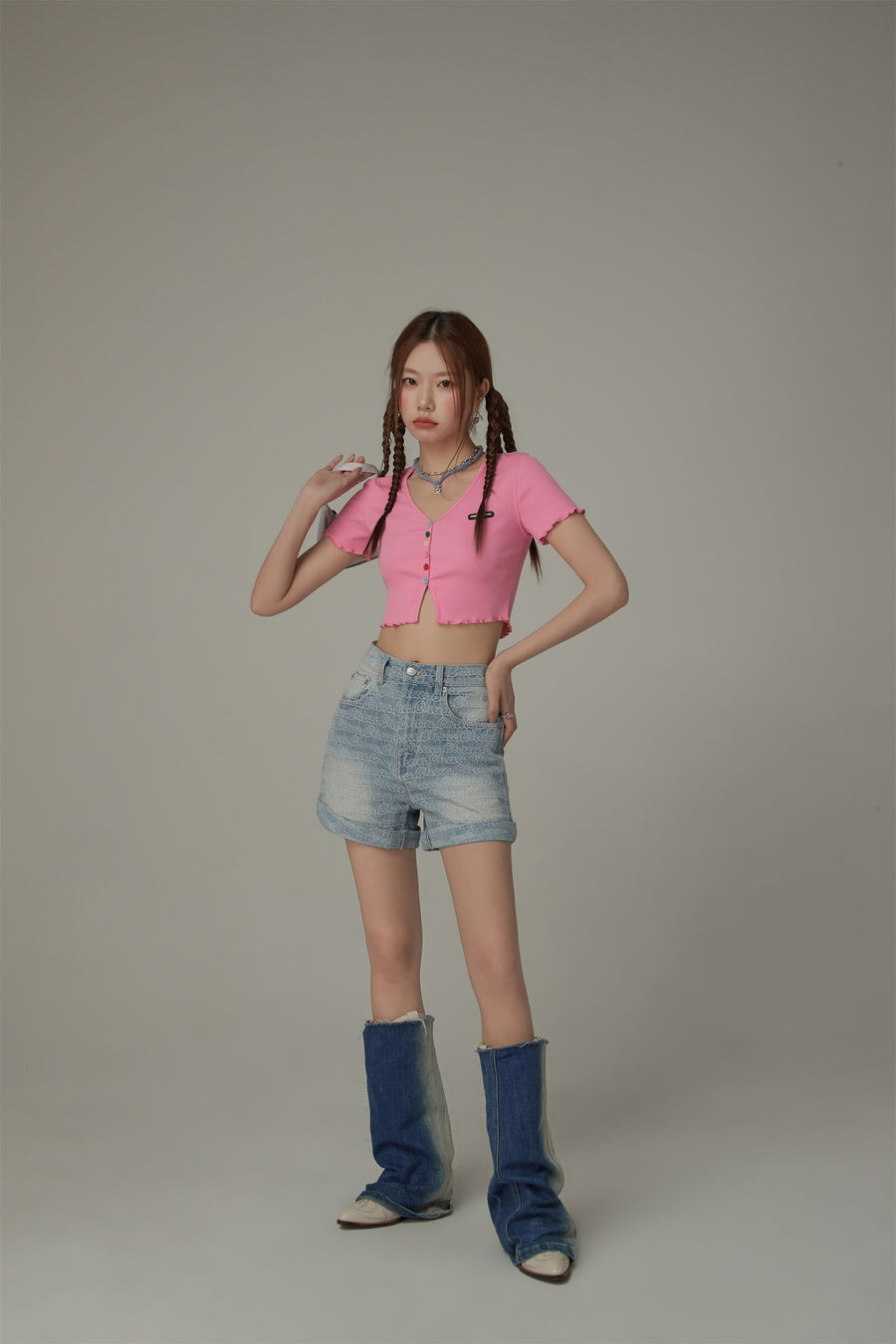 CHUU Rainbow Button Raw Hem Cropped T-Shirt