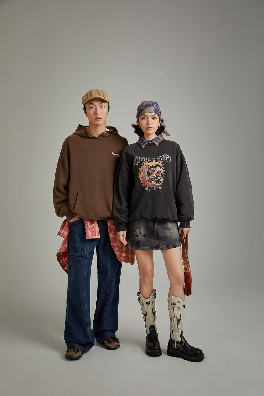 CHUU Printed Mushroom Moon Oversized Sweatshirt