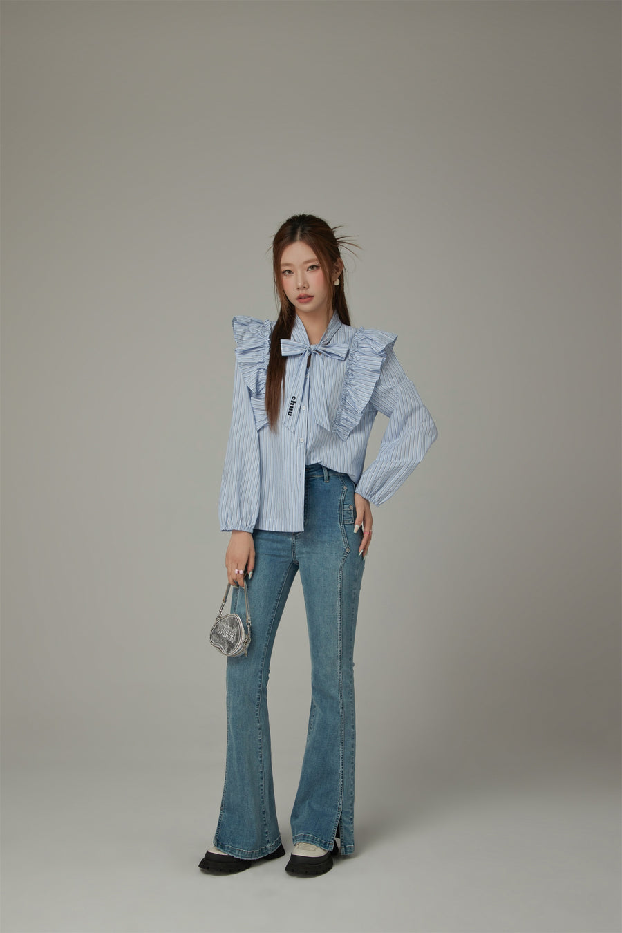 CHUU Logo Tie Ruffle Striped Blouse