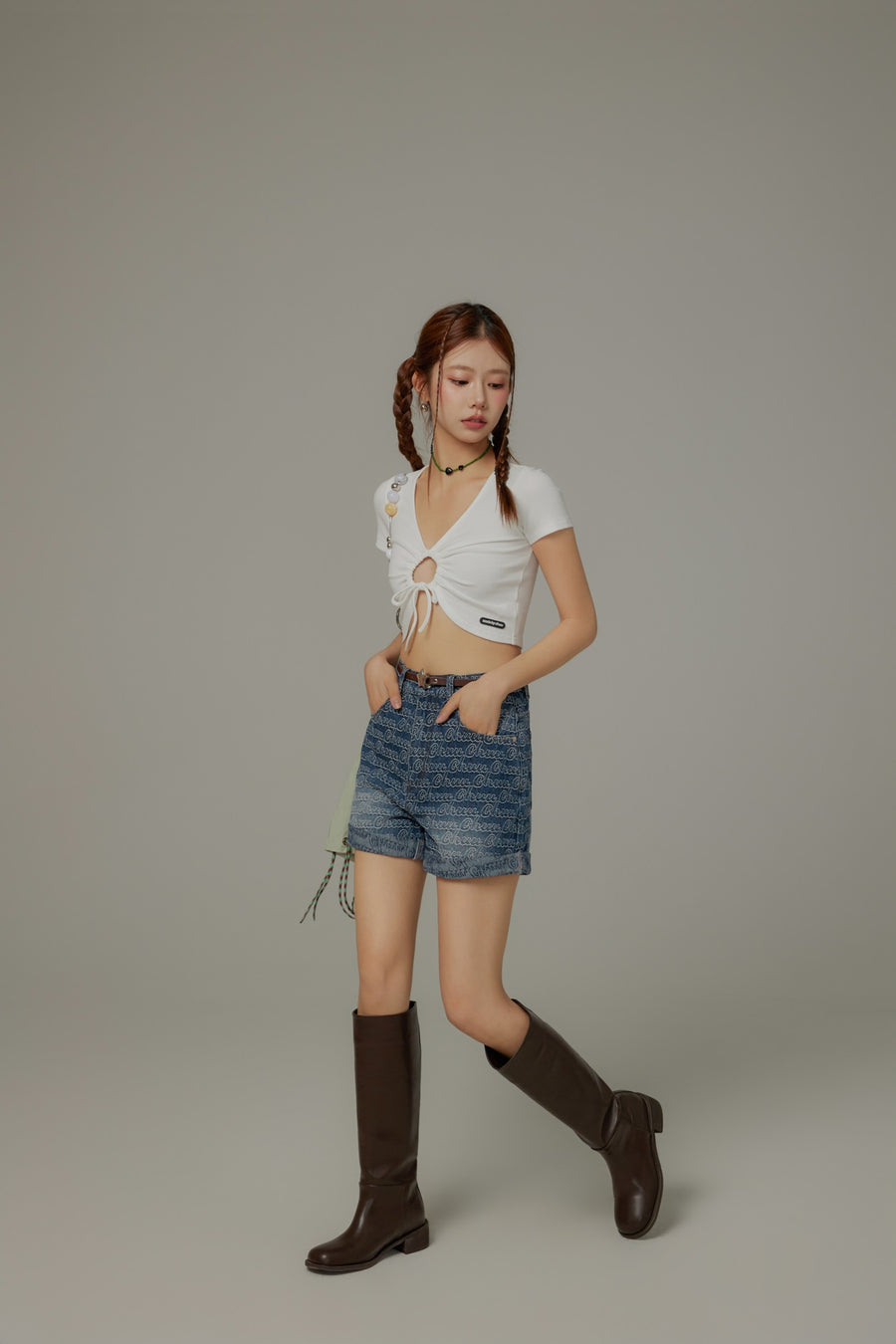 CHUU Front Keyhole String V-Neck Cropped Top