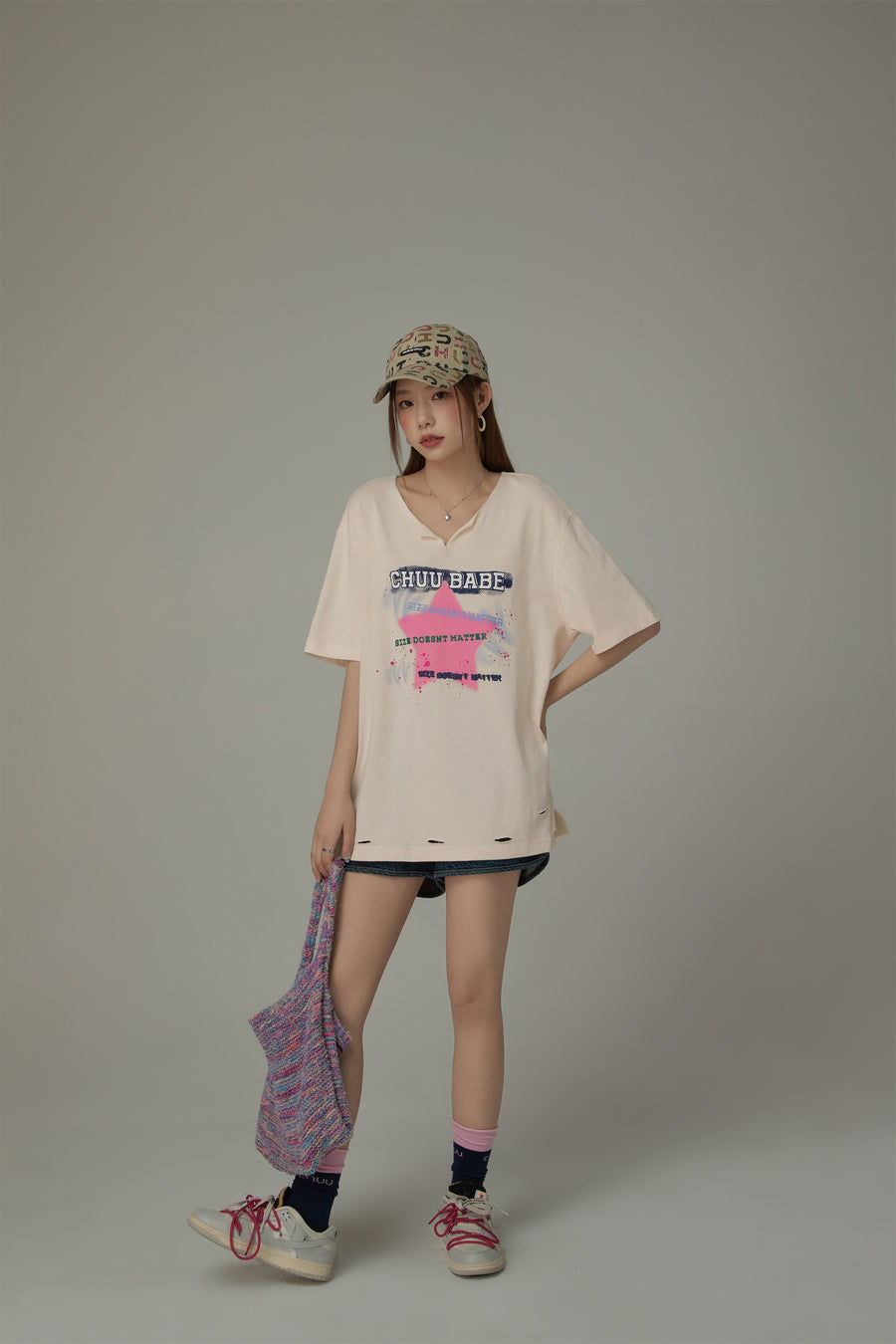 CHUU V-Trim Chuu Babe Star Distressed T-Shirt