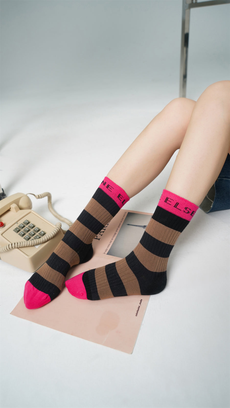 CHUU Pop Of Color Logo Striped High Socks