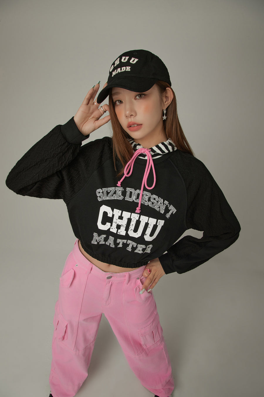 CHUU Size Doesnt Matter Lettering Crop Sweatshirt