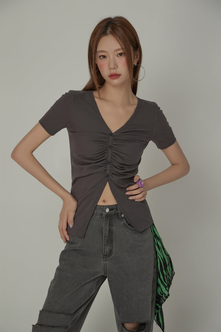 CHUU Shirring V-Neck Slit Short Sleeved T-Shirt