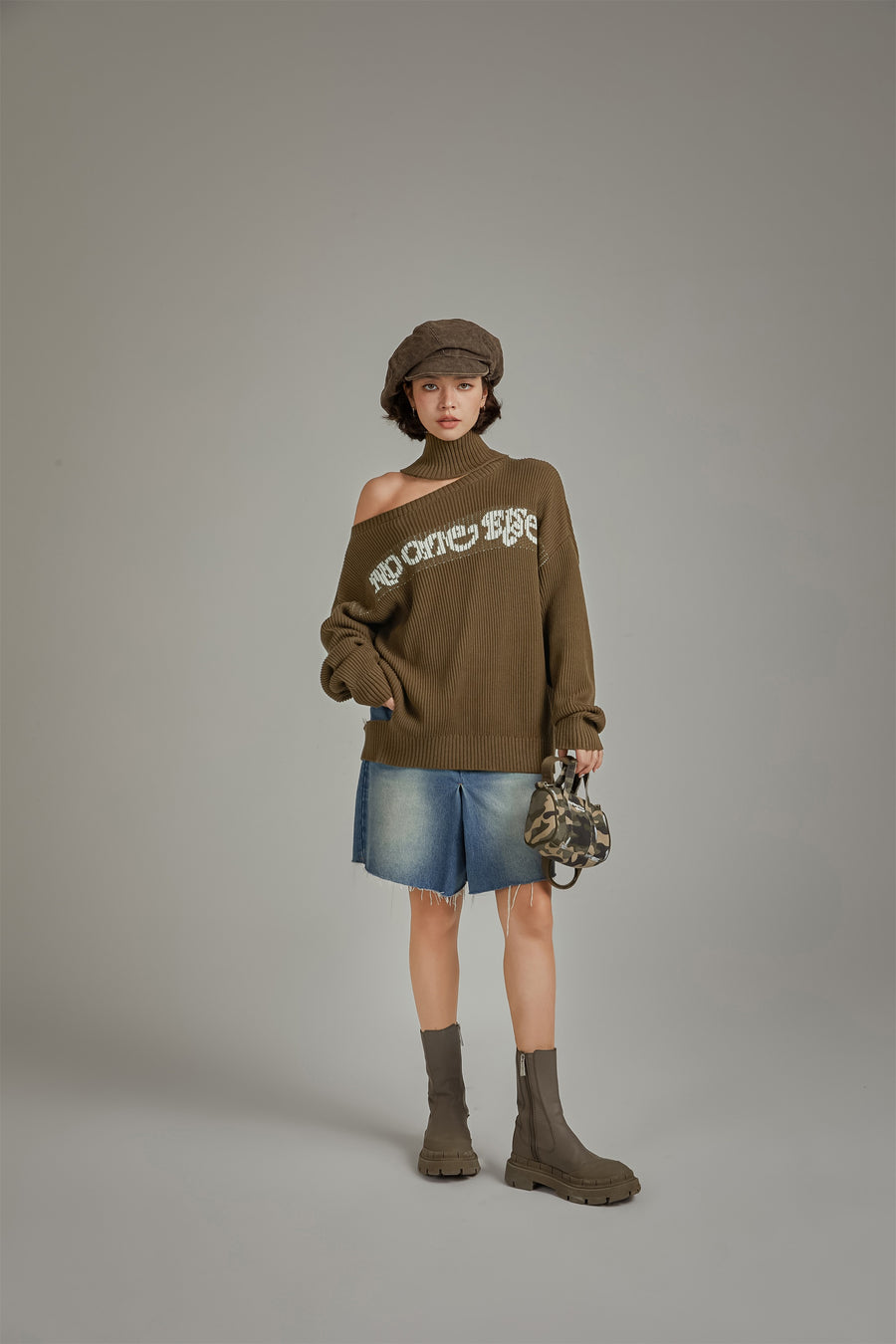 CHUU Lettering Slit Knit Sweater