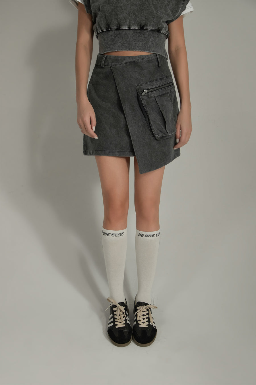 CHUU Asymmetrical Pockets Denim Mini Skirt