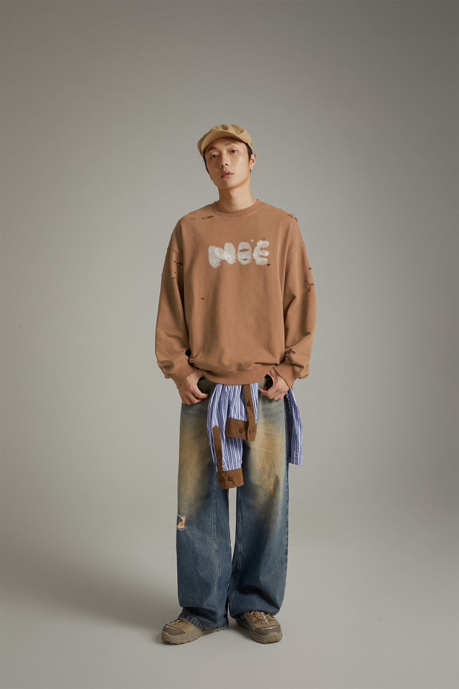 CHUU Lettering Distressed Sweatshirt