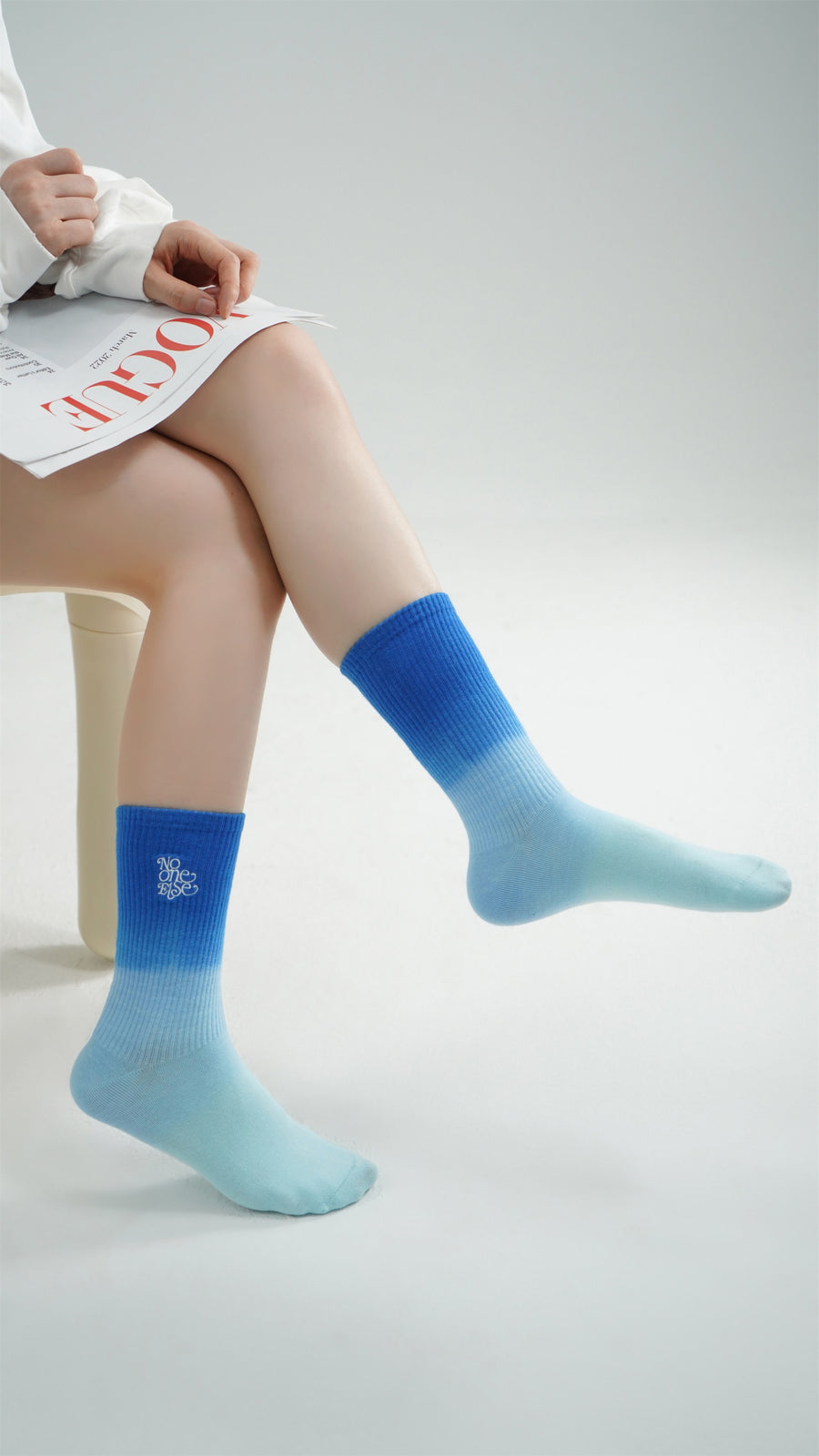 CHUU Sky Gradient High Socks