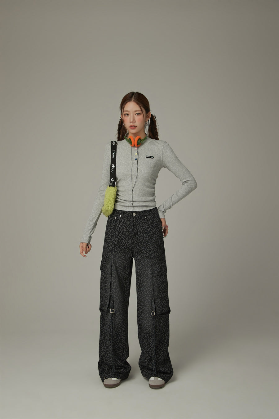 CHUU Leopard Cargo Strap Pocket Pants