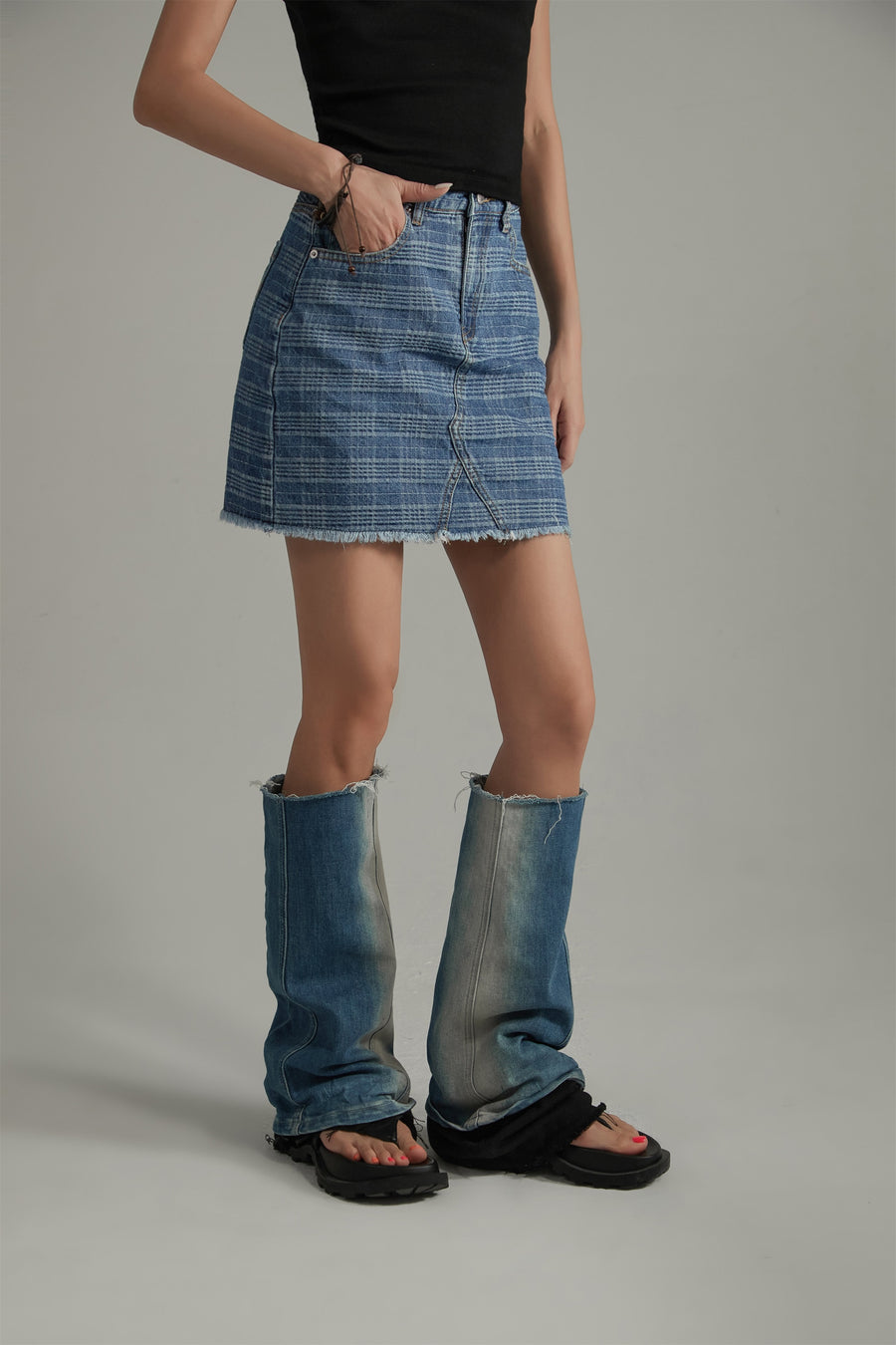 CHUU Checked Fringed Hem Denim Mini Skirt