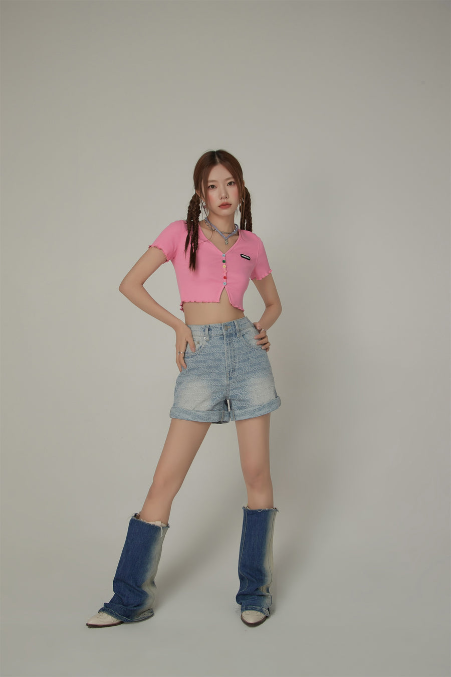 CHUU Chuu Lettering Pattern Rolled Denim Shorts