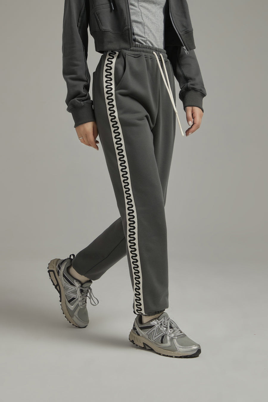 CHUU Two Toned Squiggly Line Jogger Pants