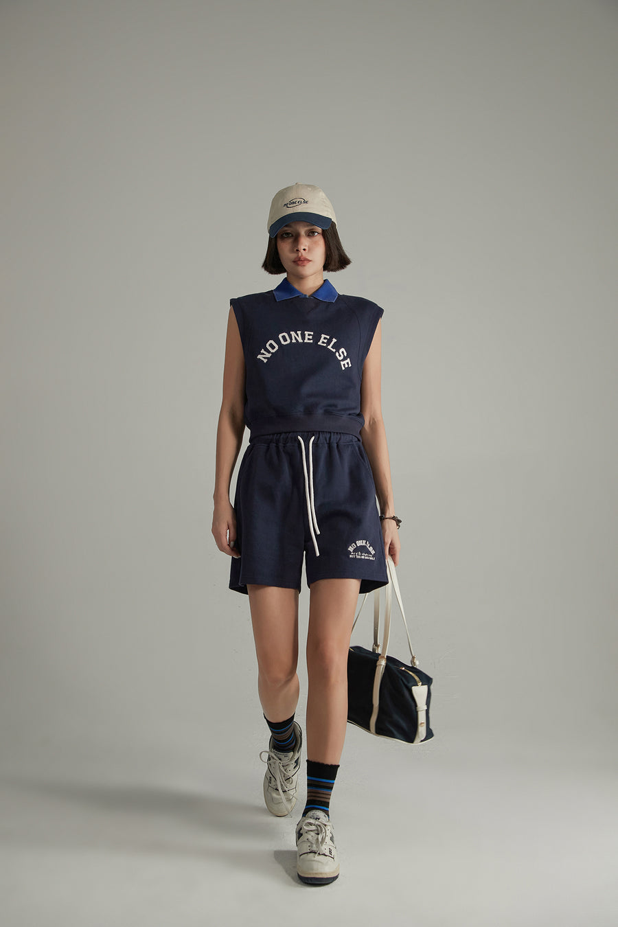 CHUU Noe Logo Cropped Sleeveless Sweatshirt