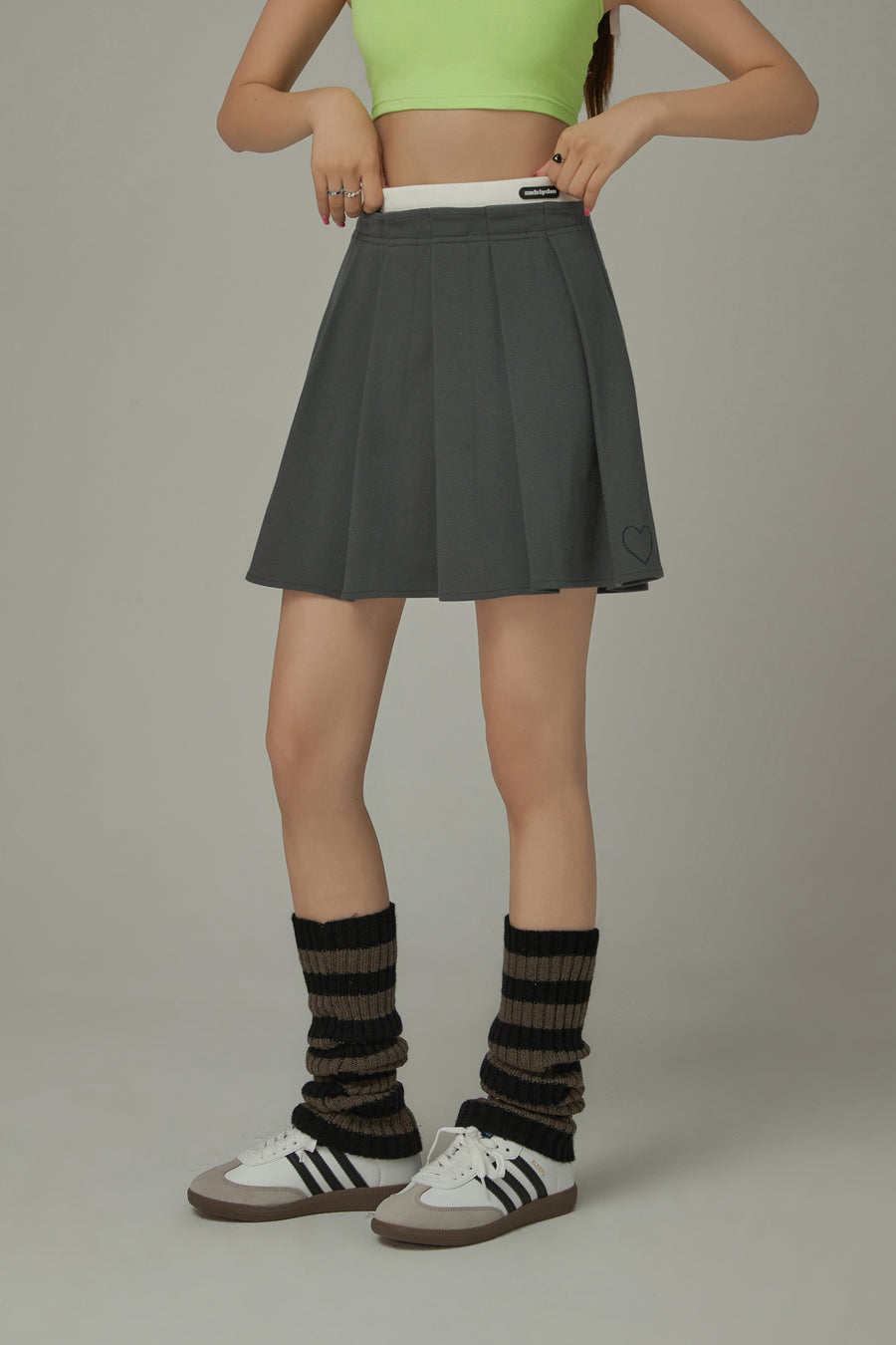 CHUU Heart Detail Pleated Mini Skirt