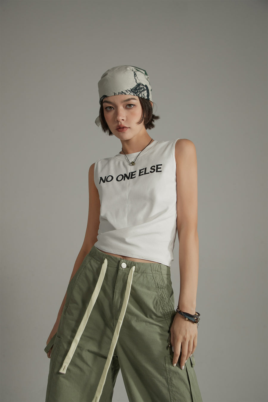 CHUU Logo Lettering Back Strap Sleeveless Top