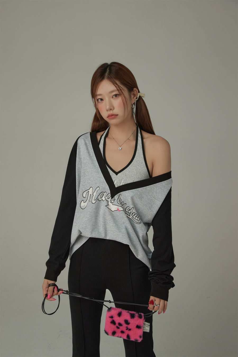 CHUU Letter Printed V-Neck Halter Layered Loosefit Sweatshirt