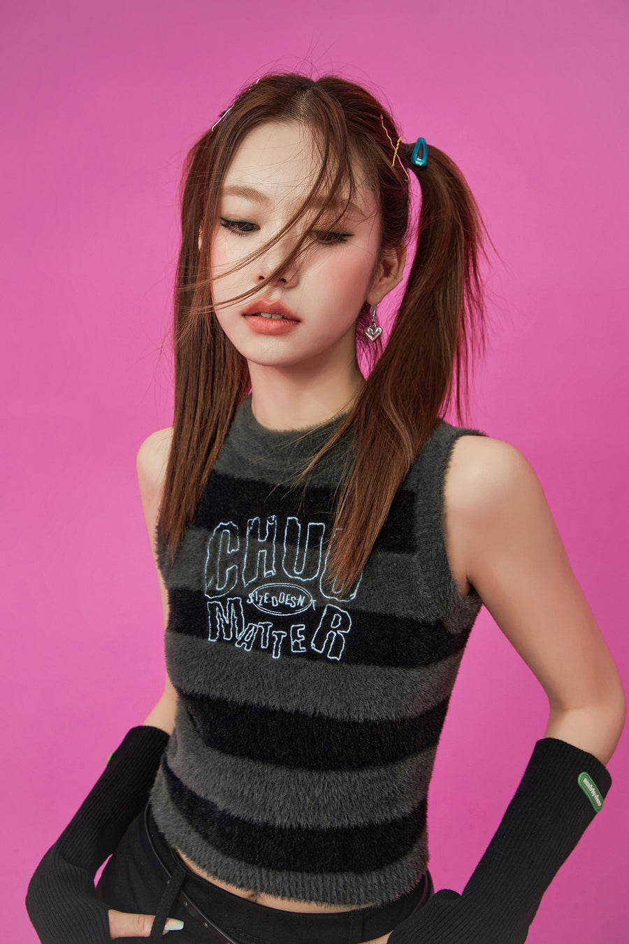 CHUU Lettering Fuzzy Sleeveless Sweater