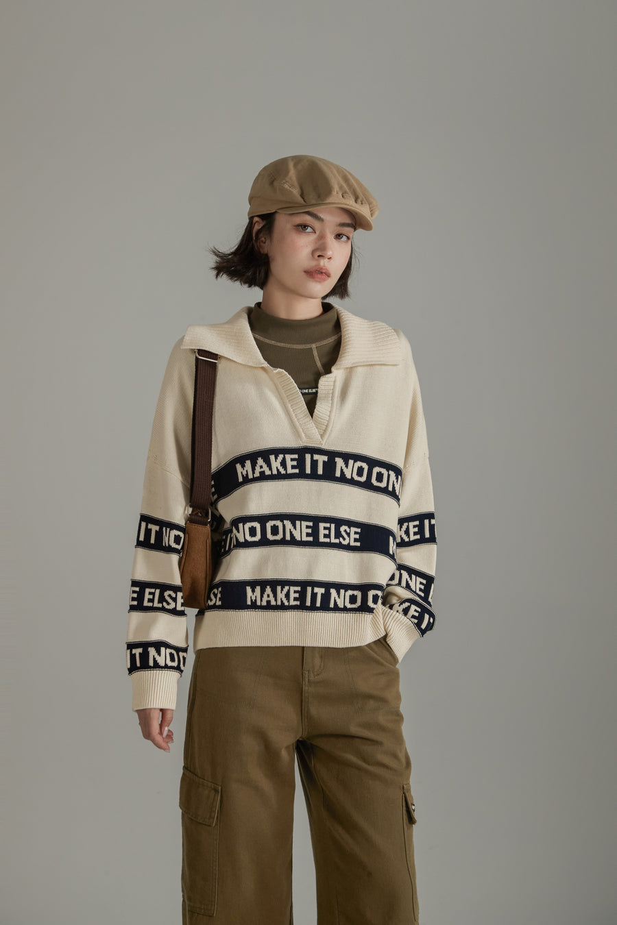 CHUU Open Collar Lettering Knit Sweatshirt