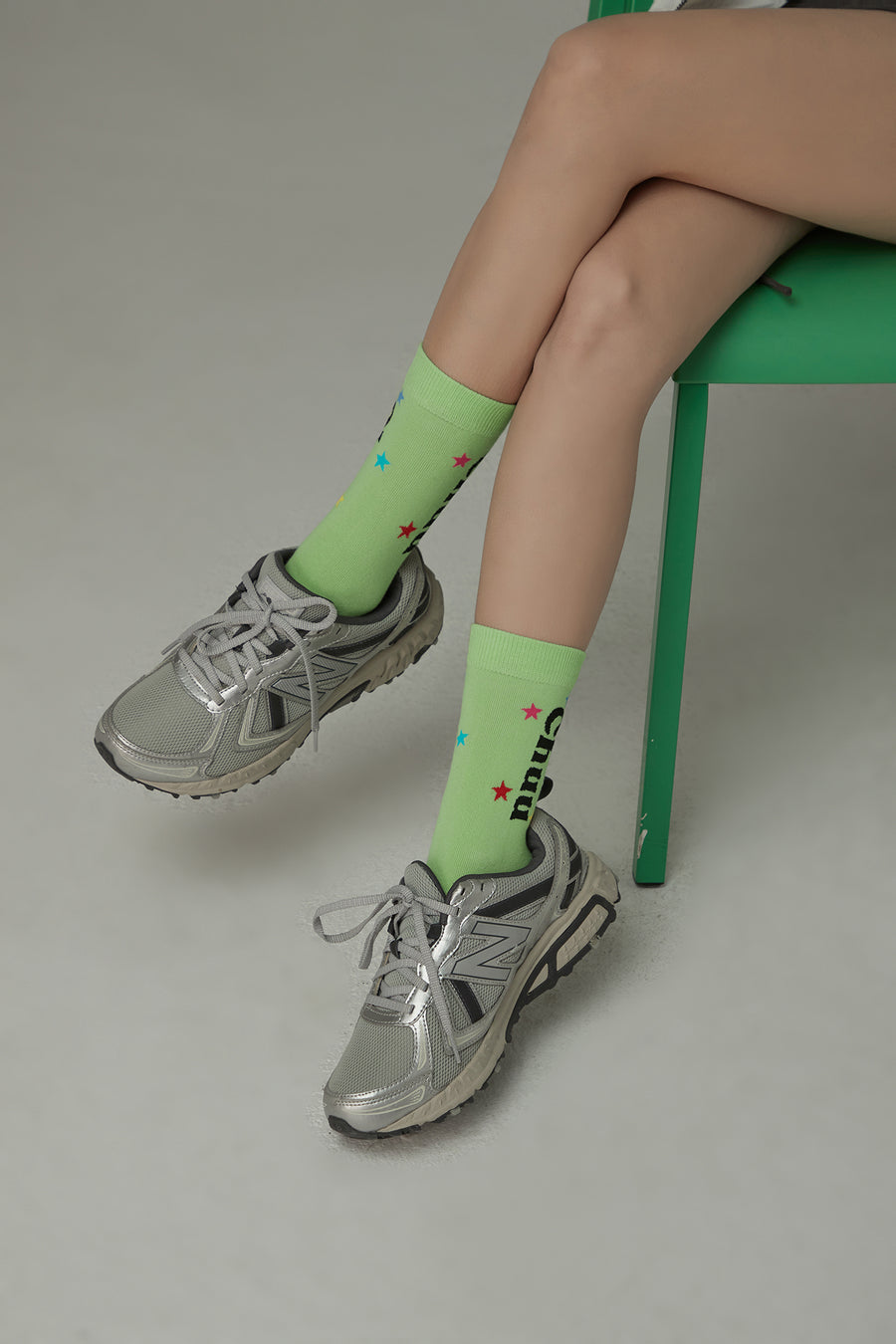 CHUU Chuu Lettering Colorful Star High Socks