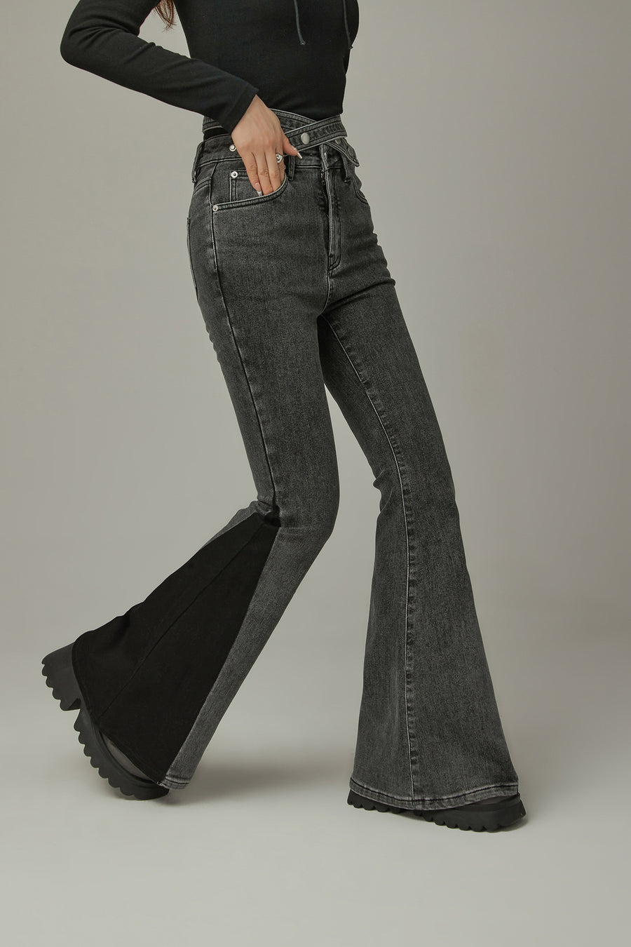 CHUU Criss Cross Belt Two Toned Bootcut Denim Pants