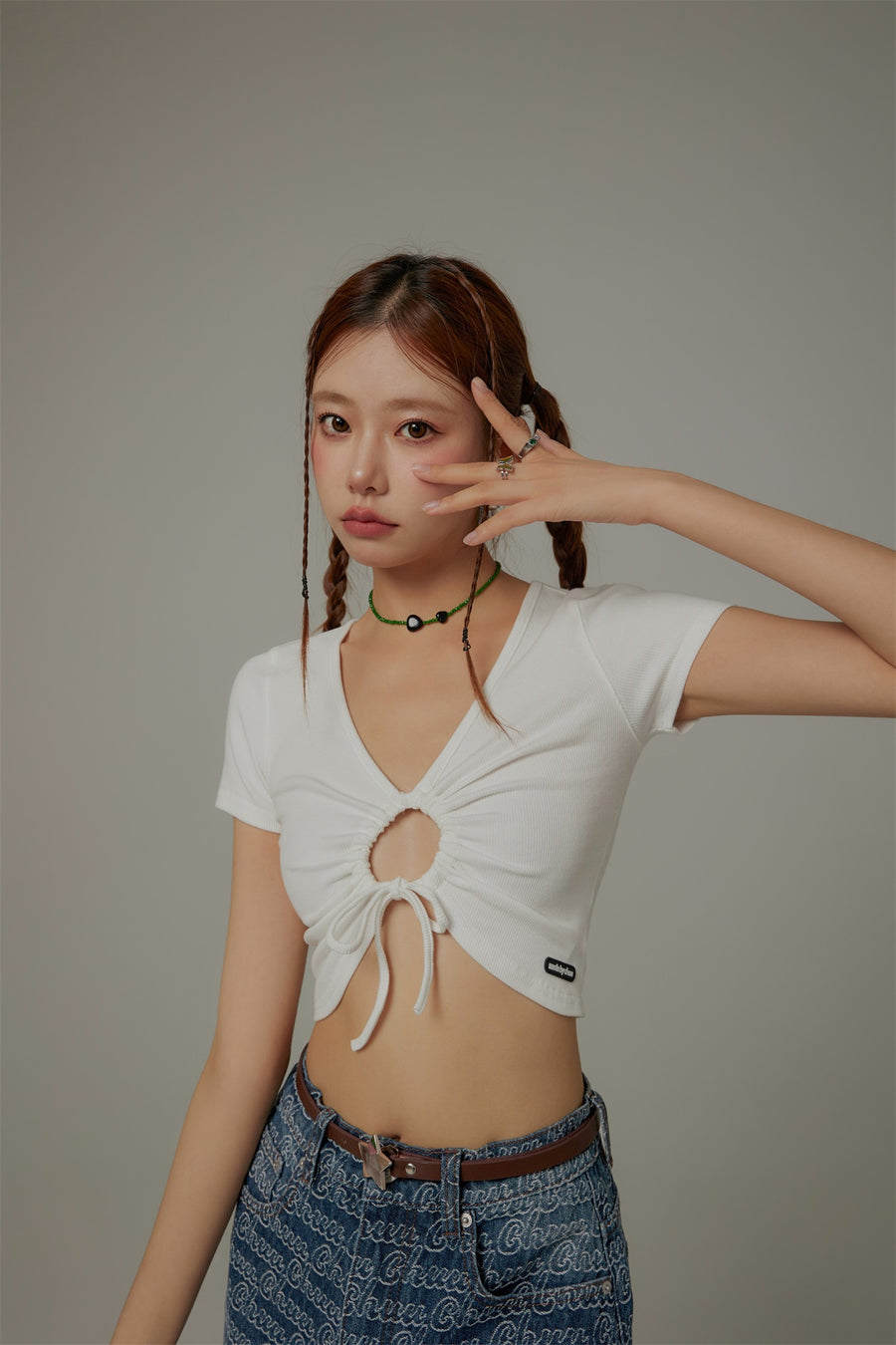 CHUU Front Keyhole String V-Neck Cropped Top