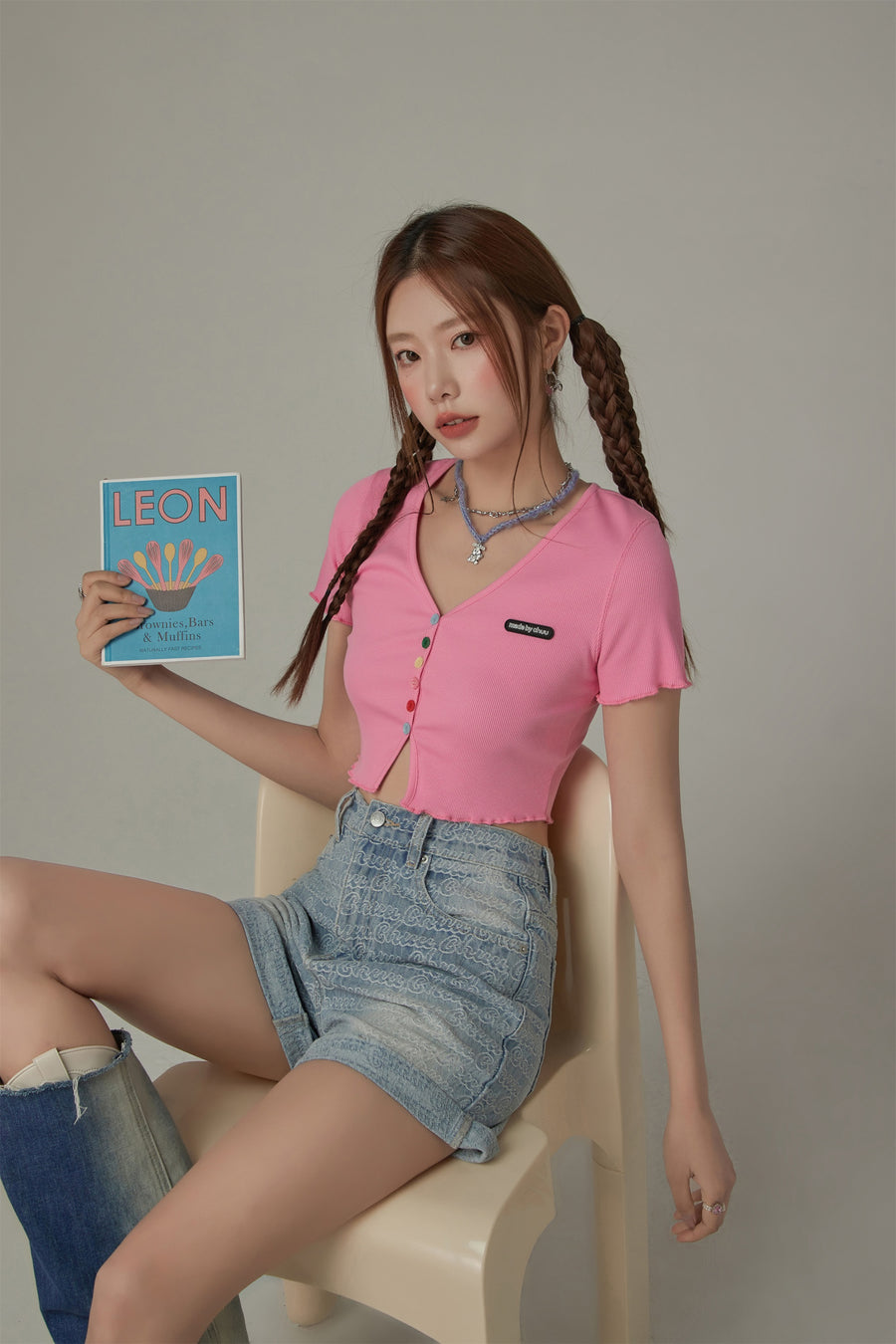 CHUU Rainbow Button Raw Hem Cropped T-Shirt