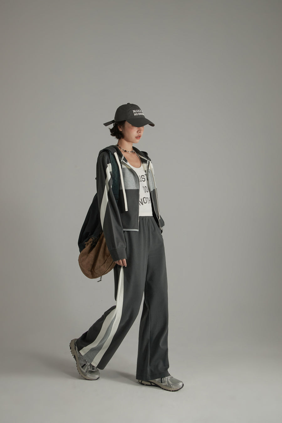 CHUU Elastic Waist Wide Casual Sporty Pants