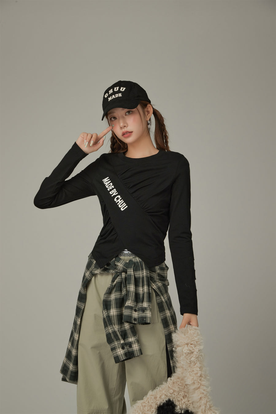 CHUU Logo Cutout Shirring T-Shirt