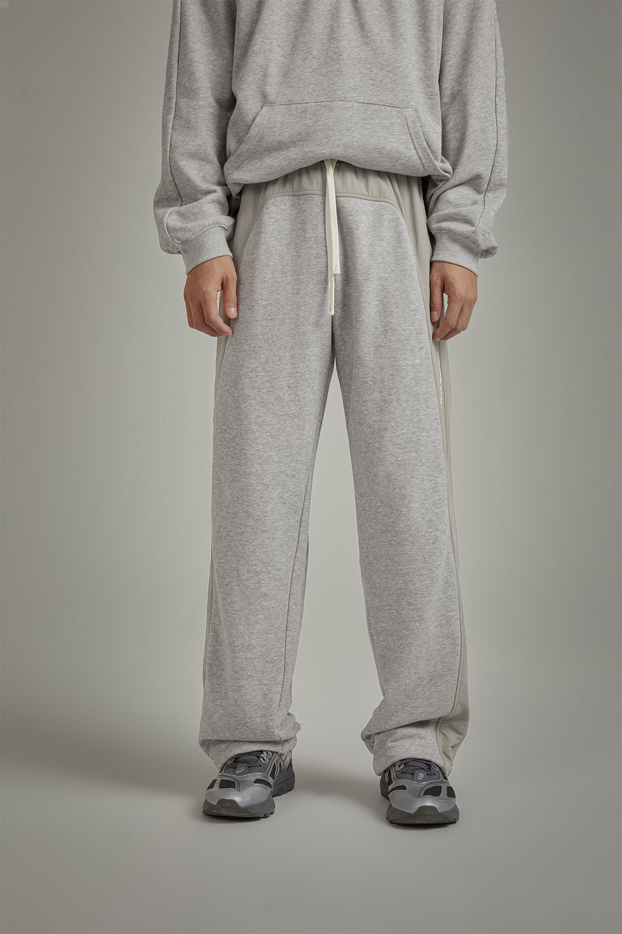 CHUU Two Toned String Wide Sweatpants