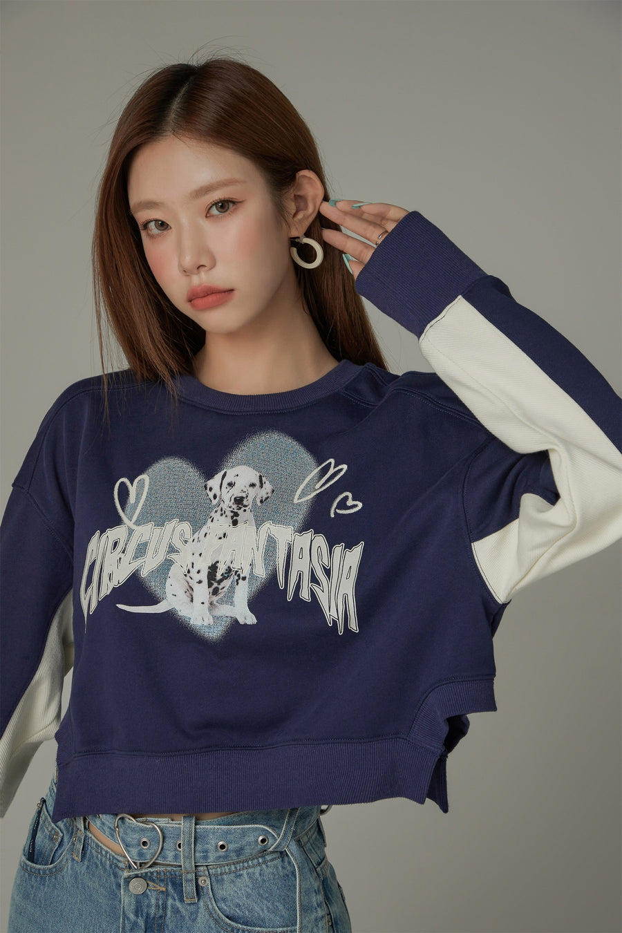 CHUU Dalmatian Dog Circus Lettering Semi Crop Sweatshirt