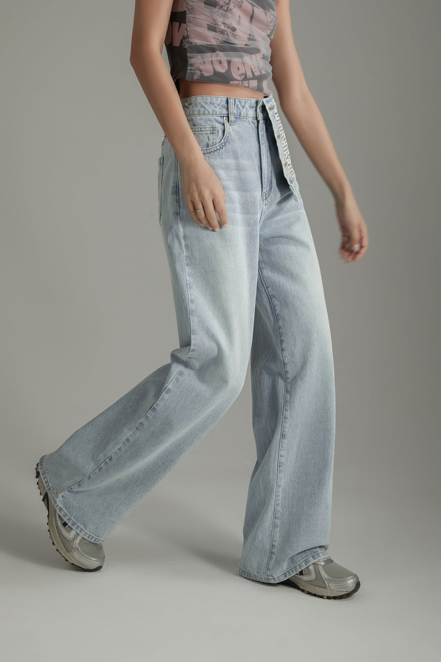 CHUU Unbalanced Folded Lettering Wide Denim Jeans