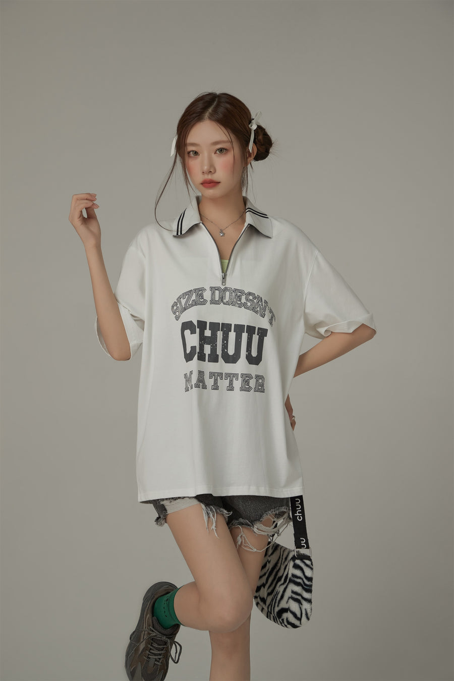 CHUU Size Doesnt Matter Letter Printed Half Zip Up Polo Neck T-Shirt