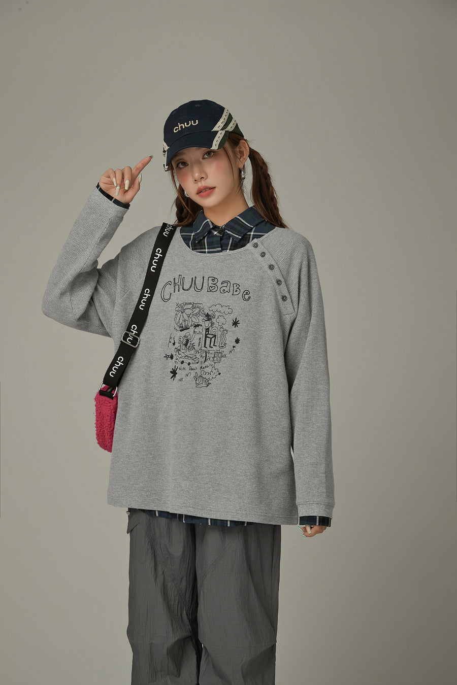 CHUU Logo Drawing Raglan Boxy T-Shirt