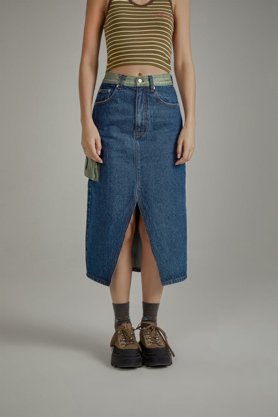 CHUU Pop Of Color Pocket Slit Long Denim Skirt