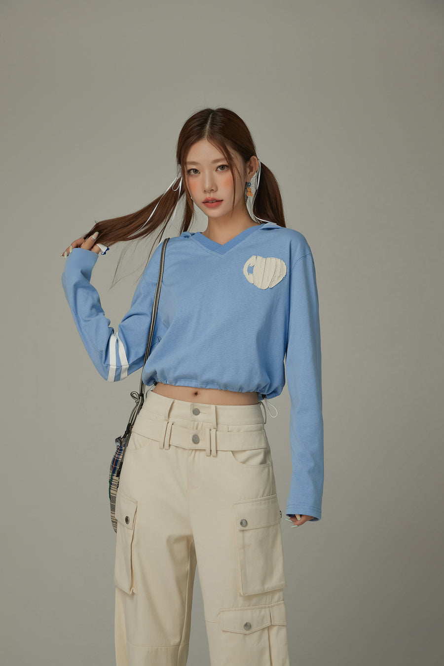 CHUU Logo Heart Crop Hoodie