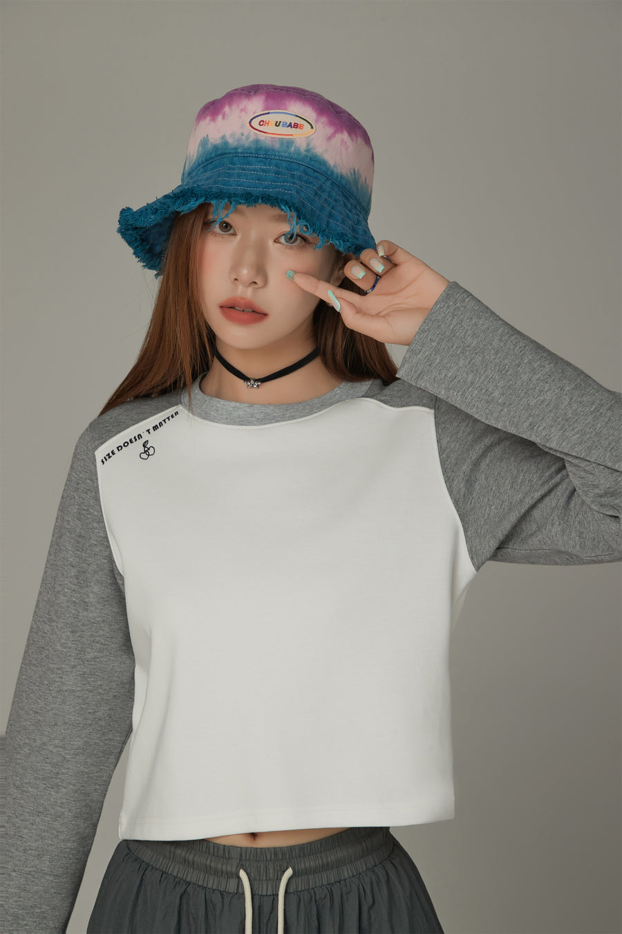 CHUU Rainbow Logo Gradient Raw Hem Bucket Hat