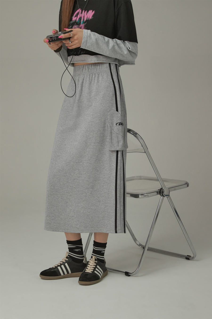 CHUU Side Line Pocket Logo Sporty Long Sweat Skirt