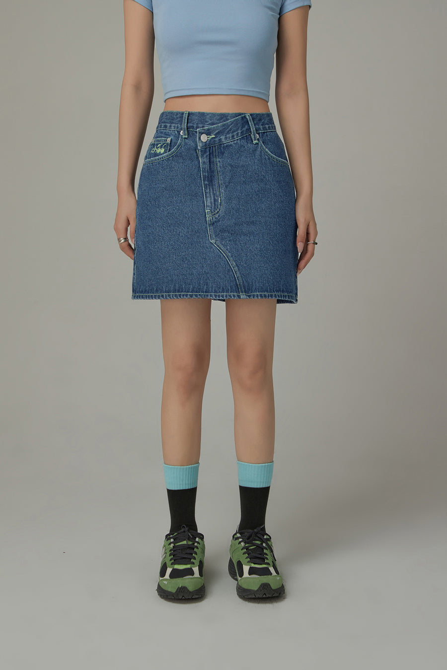 CHUU Asymmetrical Button Daily Denim Mini Skirt