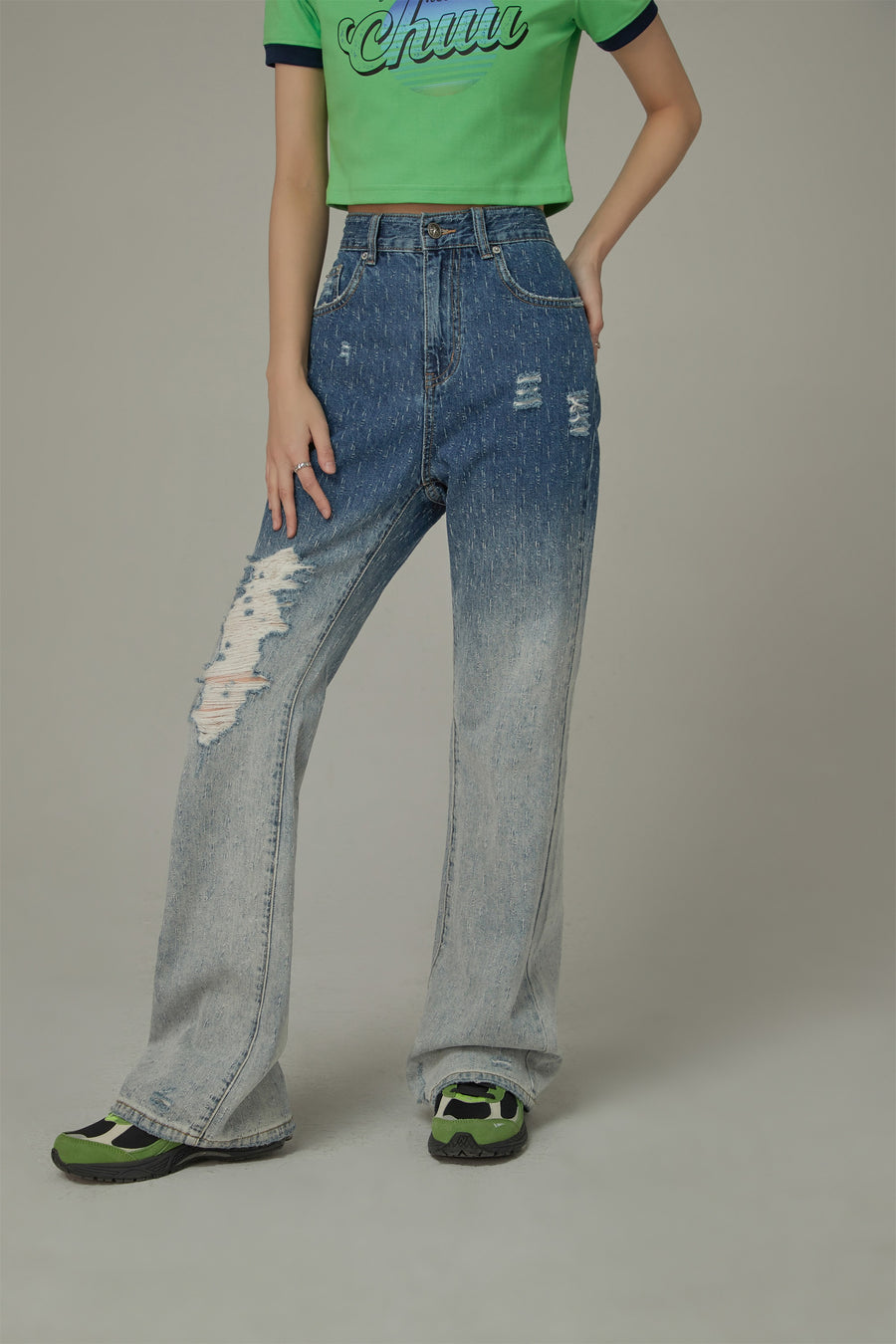 CHUU Gradient Distressed Denim Jeans