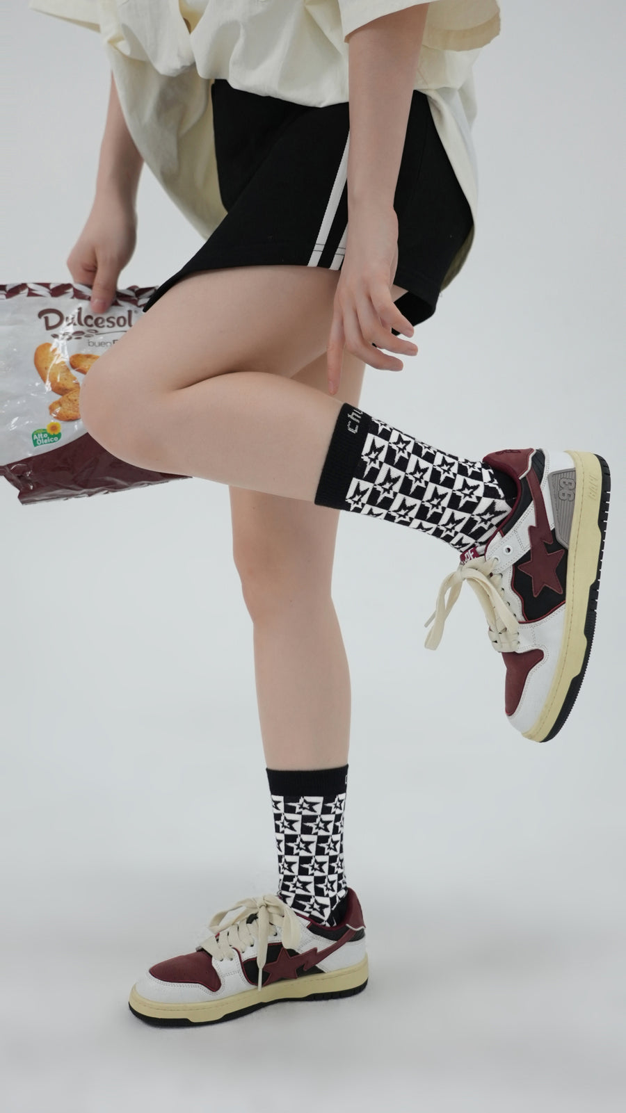 CHUU Star Pattern Contrasting Colors High Socks