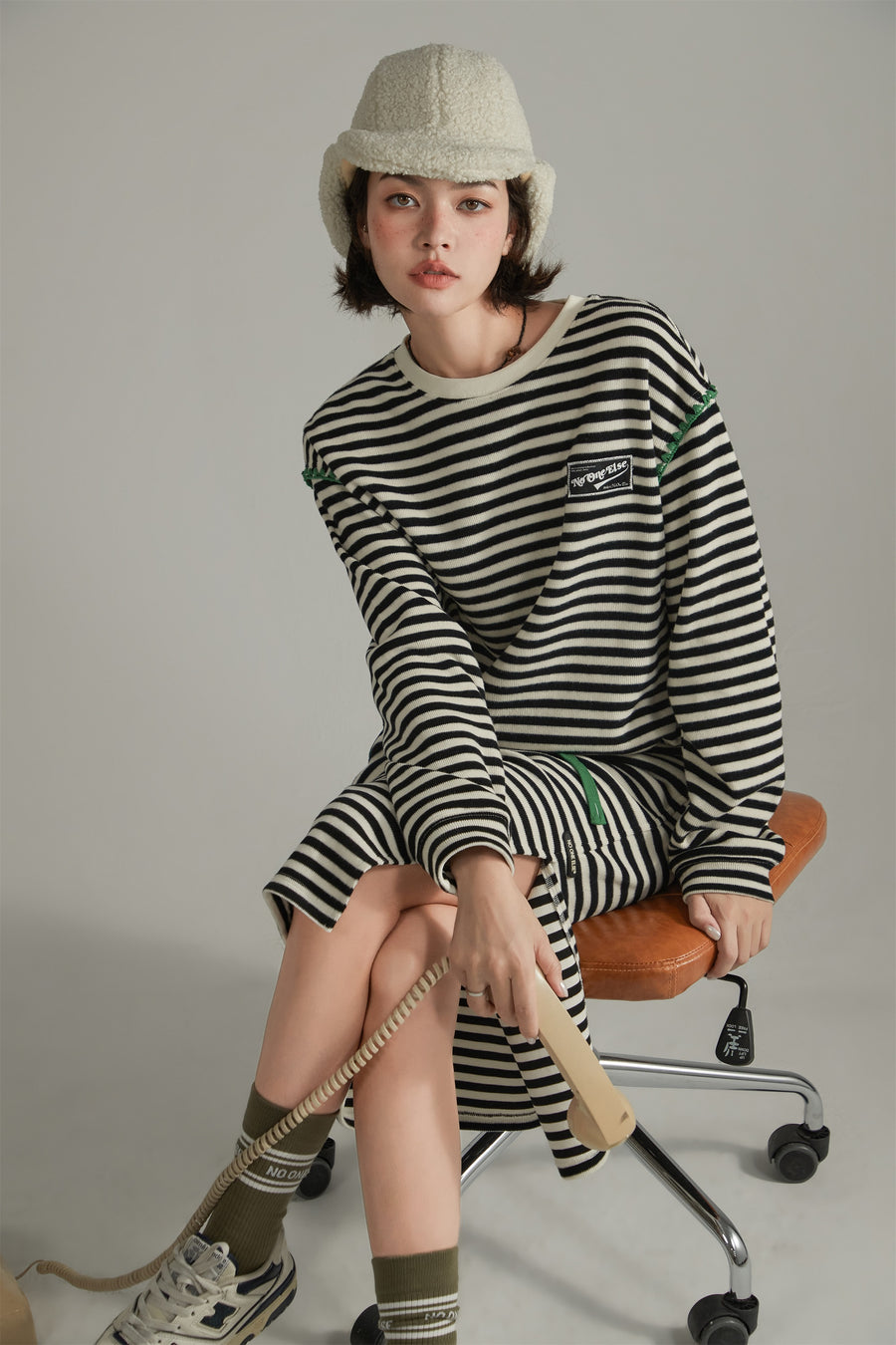 CHUU Stitch Stripe Simple Sweatshirt