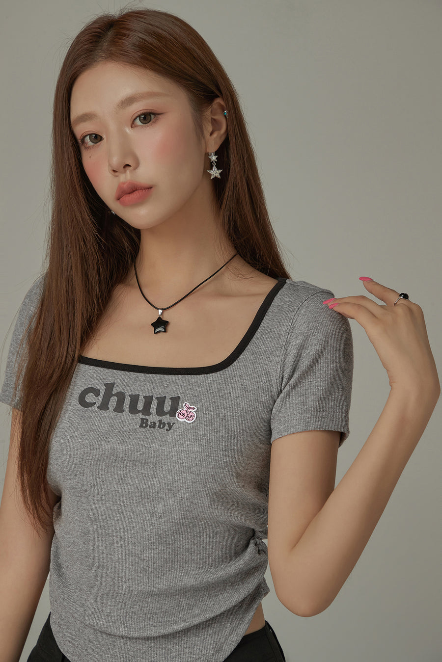 CHUU Square Neck Shirring Logo Printed T-Shirt