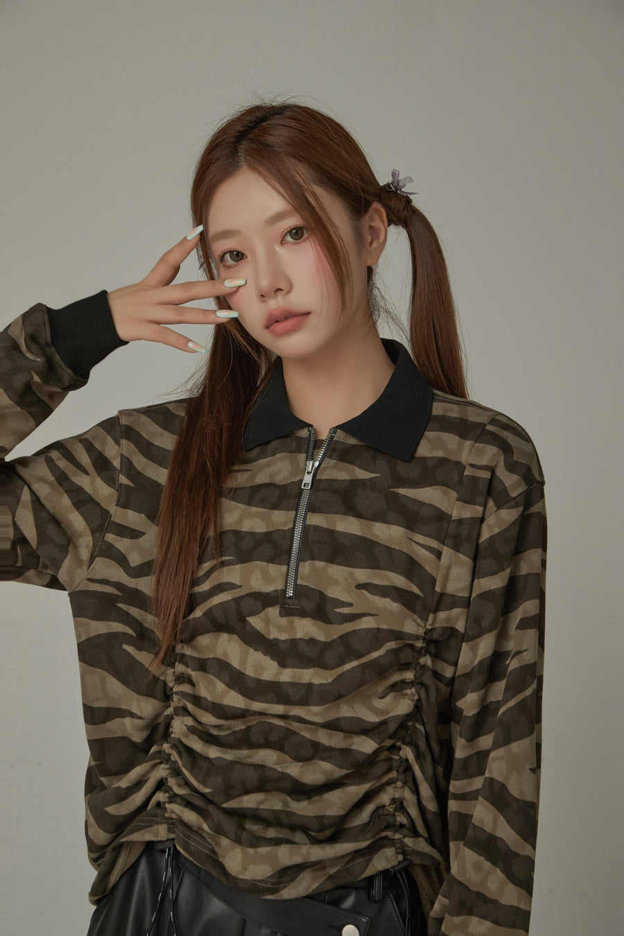 CHUU Zebra Half Zip Up String Sweatshirt