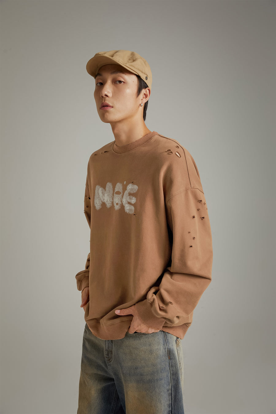 CHUU Lettering Distressed Sweatshirt