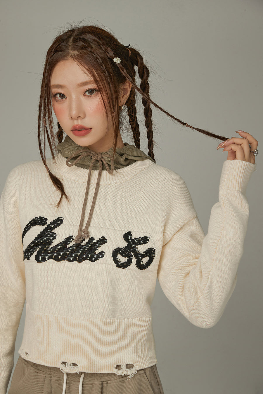 CHUU Distressed Lettering Crop Knit Sweater