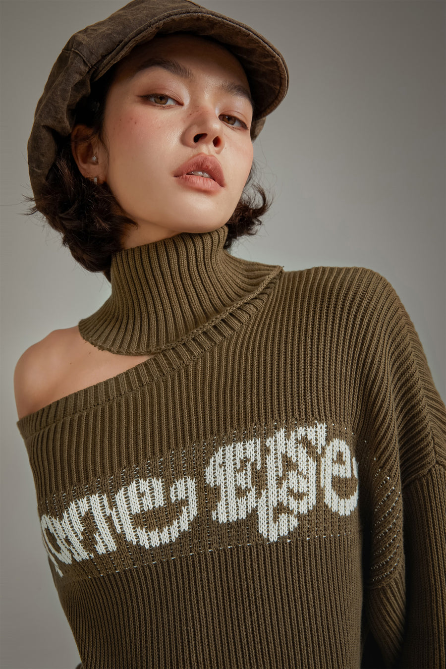 CHUU Lettering Slit Knit Sweater