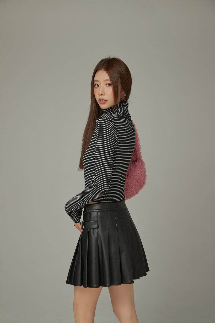 CHUU Striped Crop Turtle Neck Knit Top