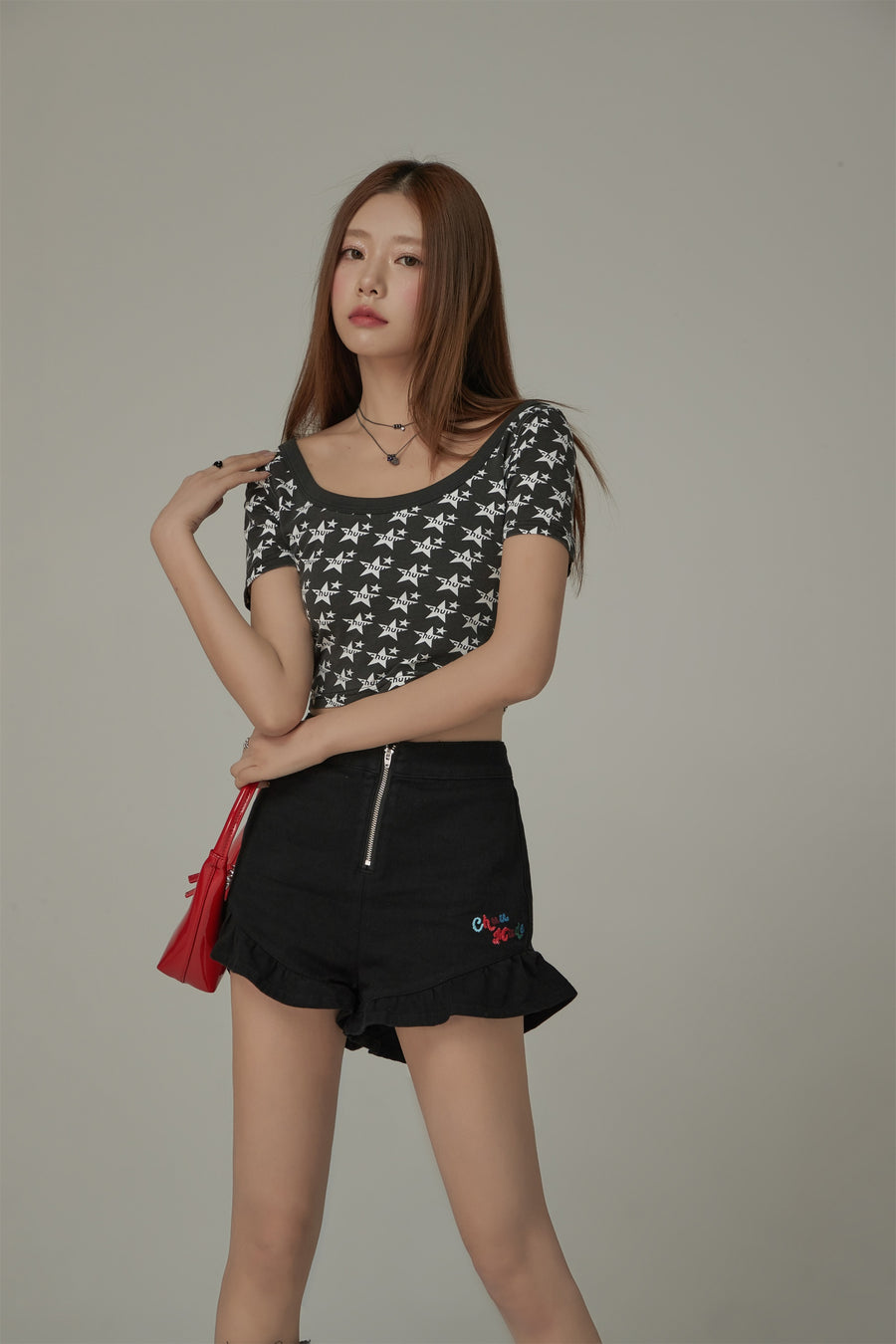 CHUU Chuu Lettering Star U-Neck Crop T-Shirt